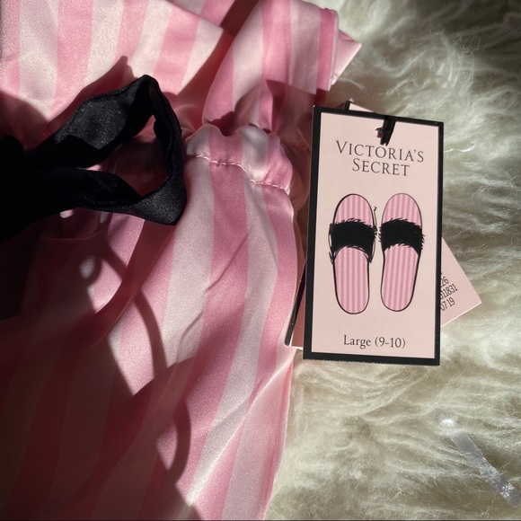Victoria’s Secret Fuzzy Slippers Gift Set - Picture 5 of 5